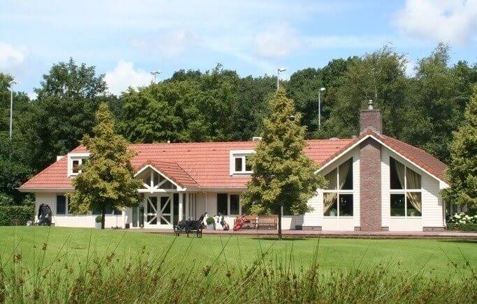 Clubhuis van Dutch Golf Hattem tussen de bomen