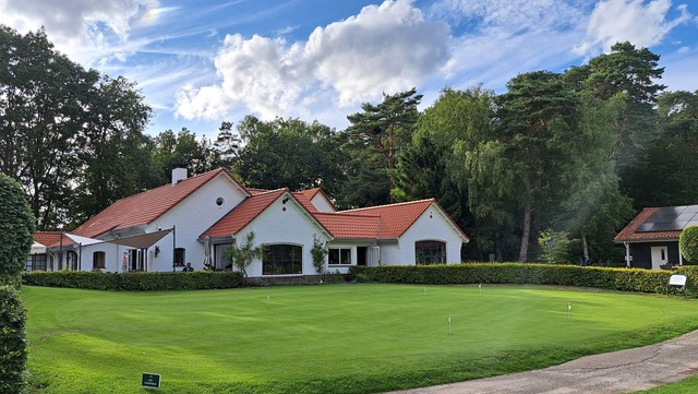 Clubhuis en putting green van Dutch Golf Hattem