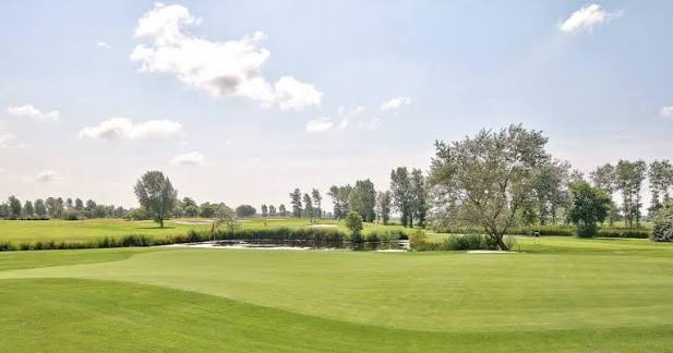 Fairway en waterpartij op golfbaan Sluispolder in Alkmaar