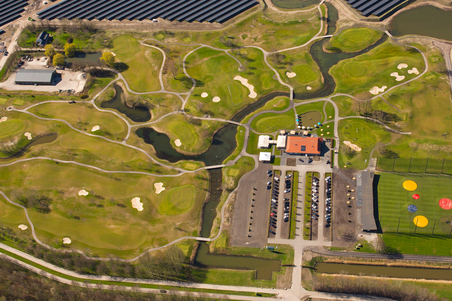 Luchtfoto van Harderwold in Zeewolde met clubhuis, baan en driving range