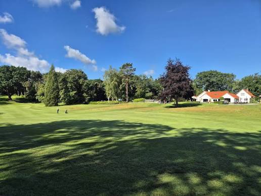 Fairway van Dutch Golf Hattem met het clubhuis op de achtergrond