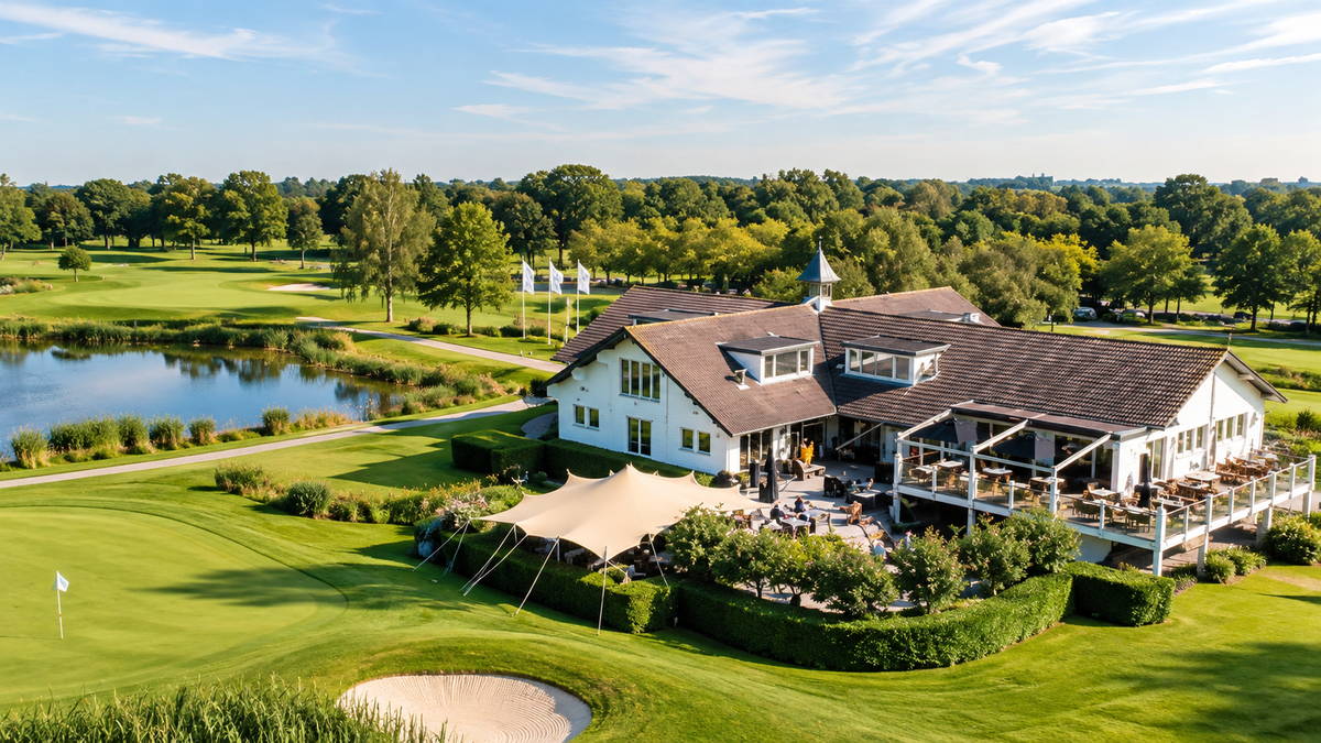 Clubhuis met terras van golfcentrum De Hoge Dijk aan het water