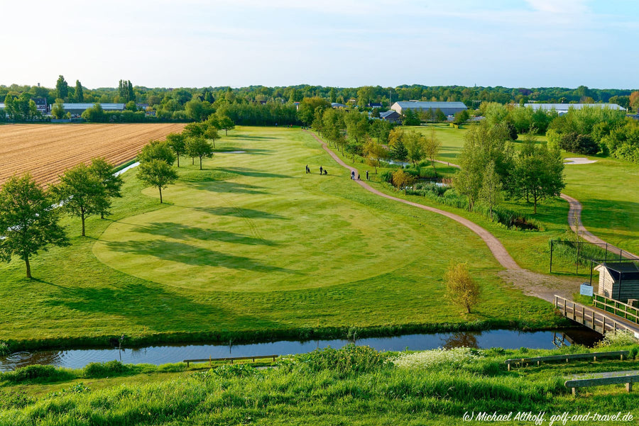 Fairway tussen de akkers op golfbaan Tespelduyn
