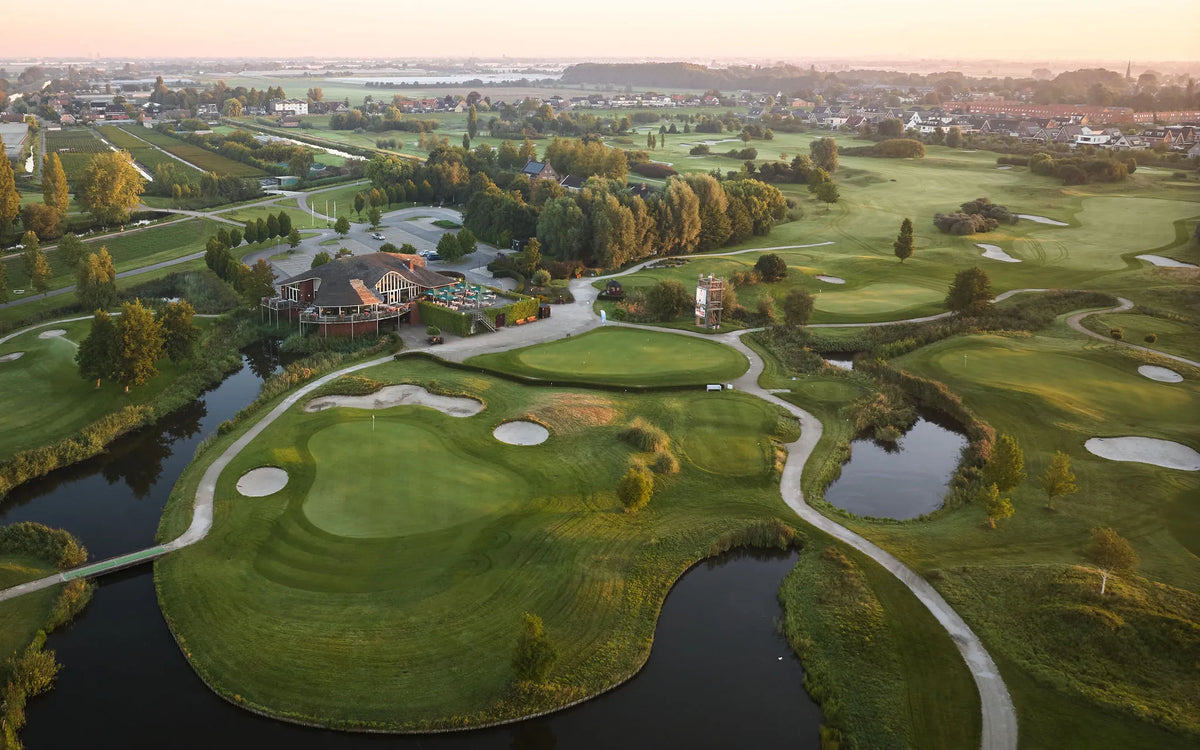 Luchtfoto van golfbaan Tespelduyn in Noordwijkerhout met clubhuis en waterpartijen