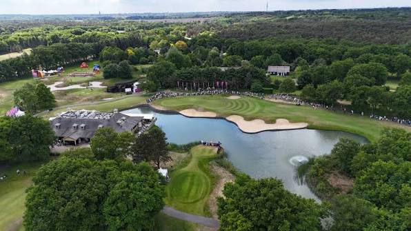 Luchtfoto van een green aan het water bij Soestduinen