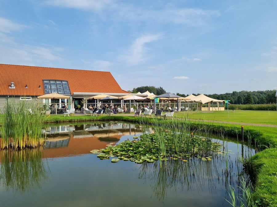 Terras van Harderwold aan de vijver bij de putting green