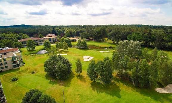 Luchtfoto van golfpark Soestduinen tussen de bossen, naast het hotel
